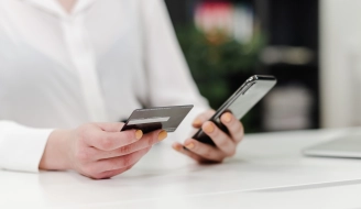 человек оплачивает покупку